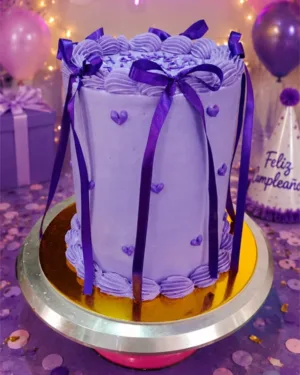 Torta morada con cintas